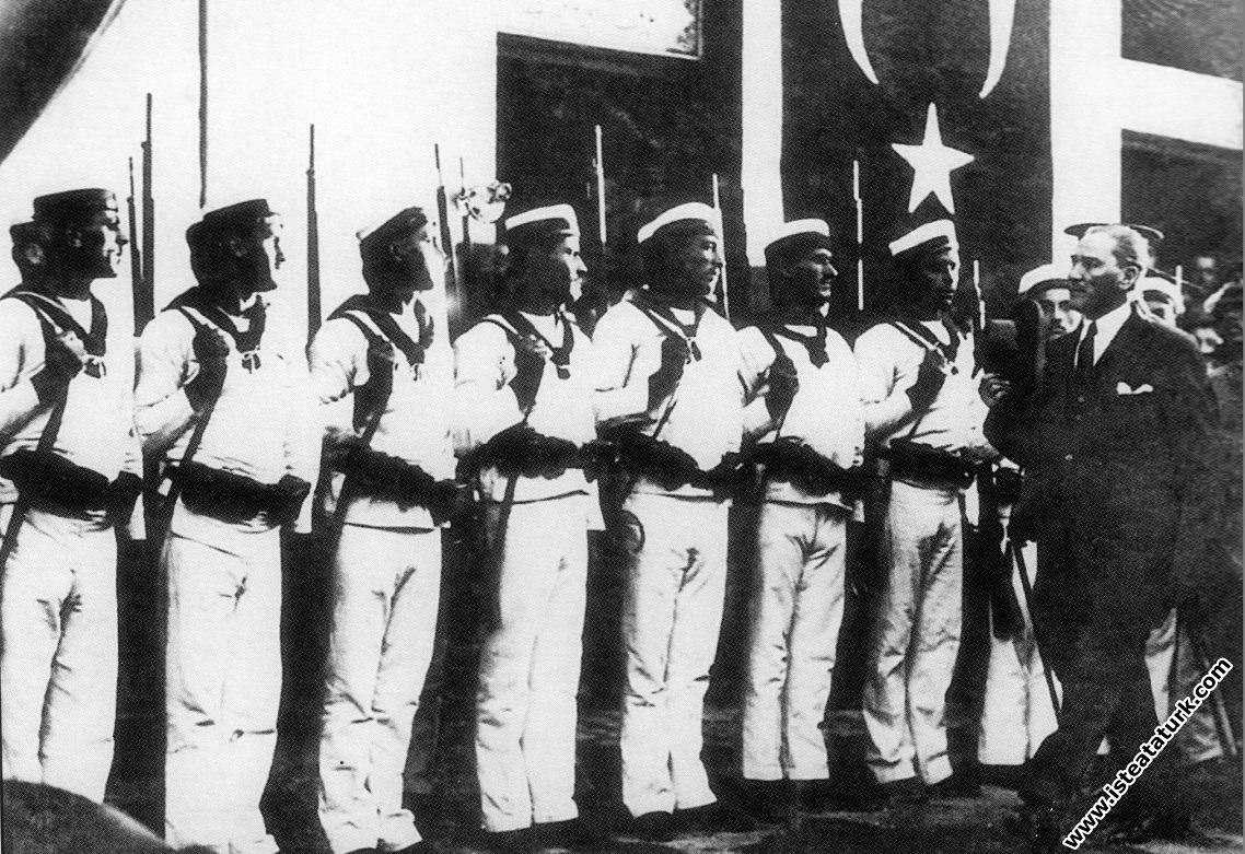Mustafa Kemal Atatürk Dolmabahçe Sarayı girişi...