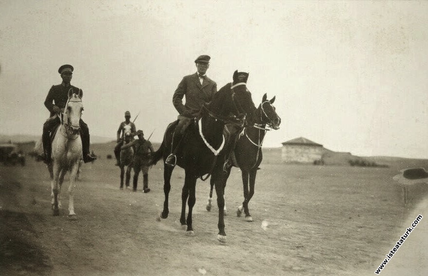 Mustafa Kemal Atatürk Çankaya civarında bir at gezintisinde. (11.11.1927)
