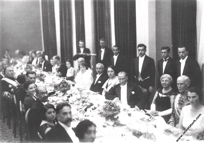 Türkiye Tarafından Türkiye Cumhurbaşkanı Mustafa Kemal Atatürk ve Türkiye Başbakanı İsmet İnönü, SSCB Tarafından SSCB’nin Türkiye’deki Büyükelçisi Y. Z. Surits’in katıldığı diplomatik yemek. (07.11.1927)