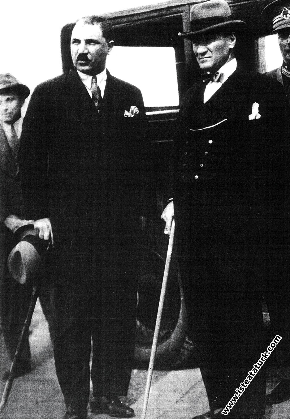Mustafa Kemal Atatürk Milli Eğitim Bakanı Mustafa Necati Bey'le Ankara okullarının ilk defa yaptıkları jimnastik gösterilerini izlerken. (11.05.1928)