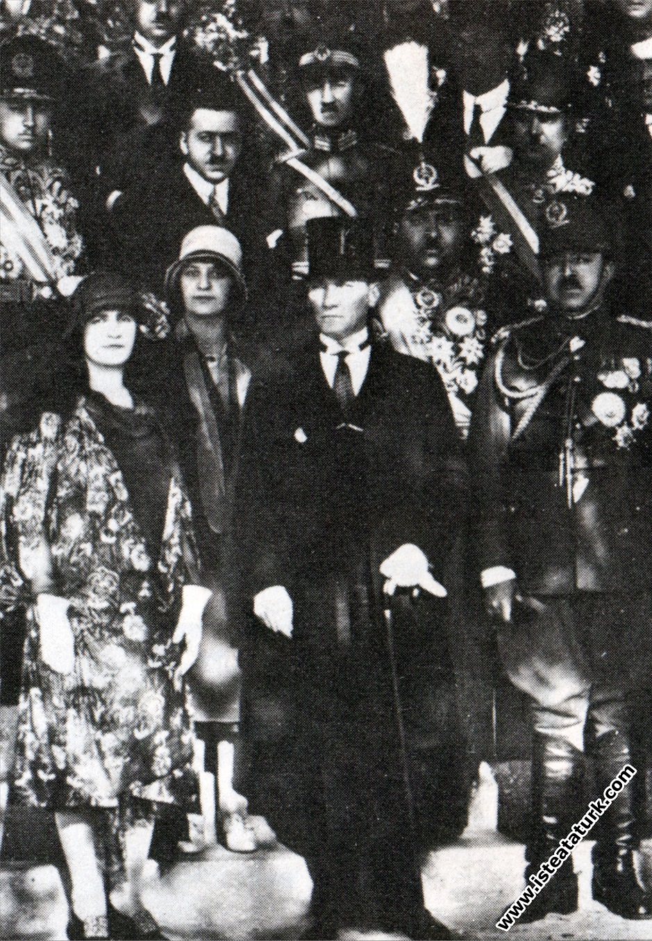 Mustafa Kemal Atatürk'ün Afganistan Kralı Amanullah Han ve eşi Kraliçe Süreyya'nın şerefine verilen yemek davetine katılmaları. (20.05.1928)