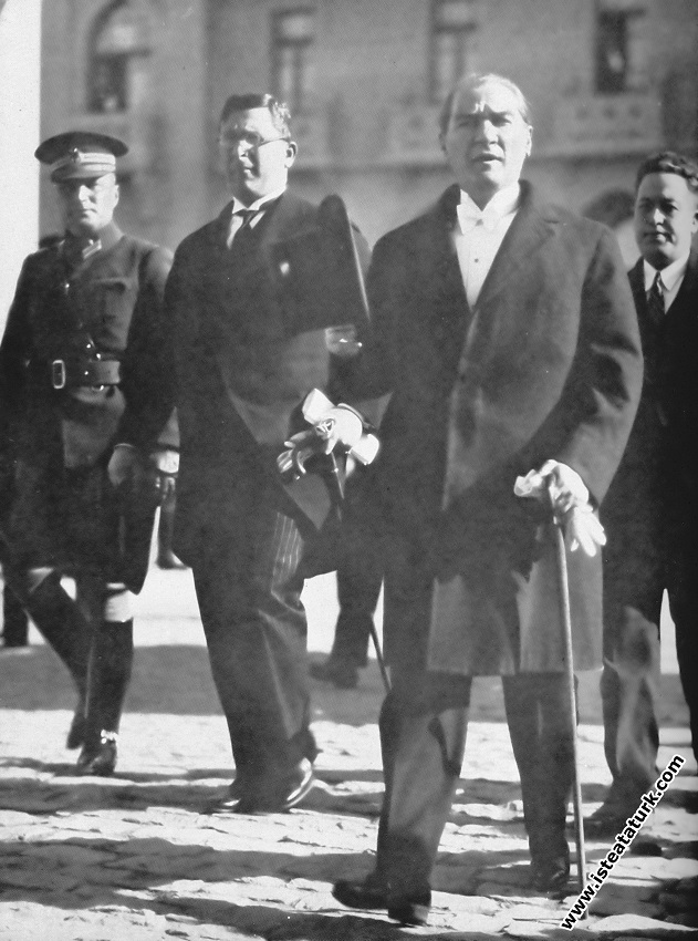 Mustafa Kemal Atatürk'ün Meclisi açmaya gelirken a...