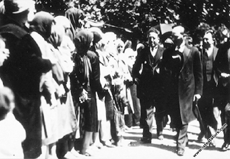 Mustafa Kemal Atatürk Arifiye İstasyonu’nda kendisini karşılayanlarla, Sakarya. (05.06.1928)