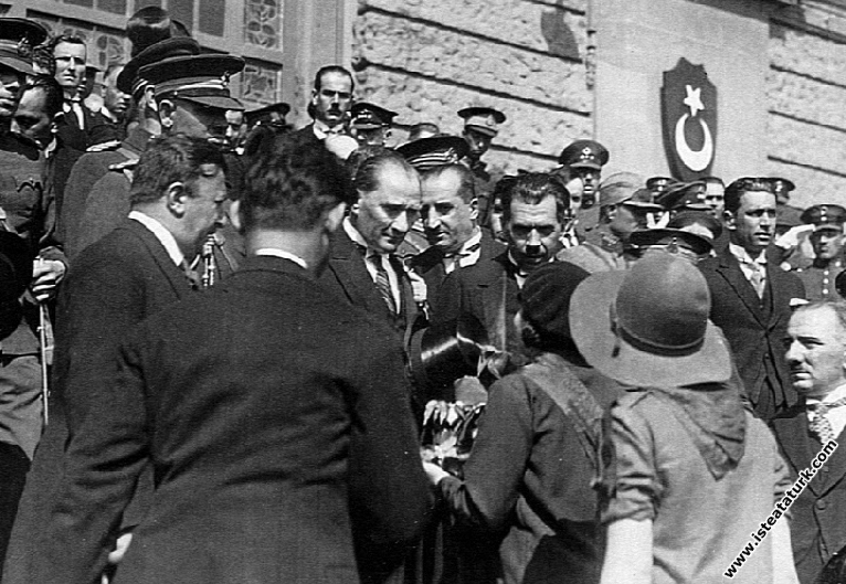 Mustafa Kemal Atatürk'ün İstanbul'a gelişinde ...