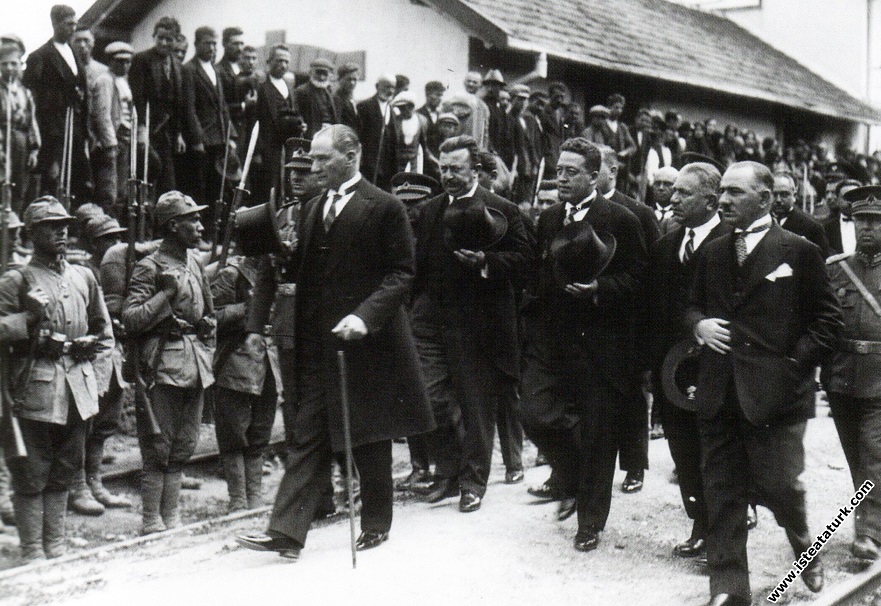 Mustafa Kemal Atatürk'ün İzmit İstasyonu’nunda karşılanması. (05.06.1928)