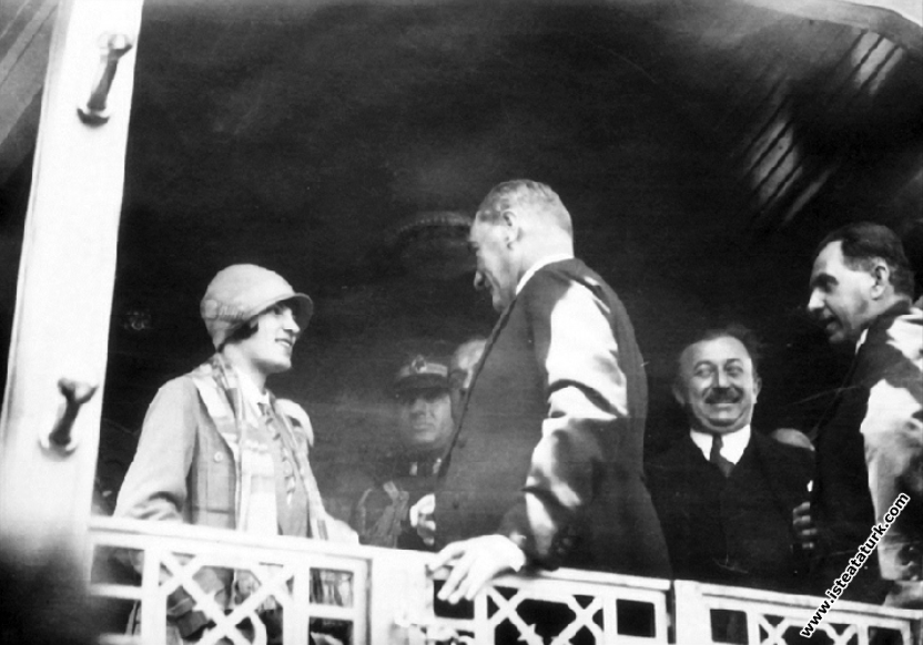 Mustafa Kemal Atatürk İzmit'te kadın dernekleri...