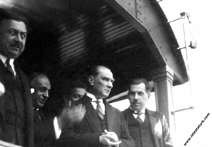 Mustafa Kemal Atatürk İstanbul'a gelirken İzmit...