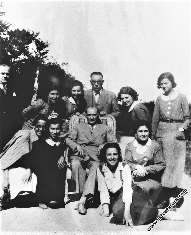 Mustafa Kemal Atatürk Modern Türk kızlarımızla Gazi Orman Çiftliği'nde, Ankara Kız Enstitüsü'nün öğrencileri ile. (1935)