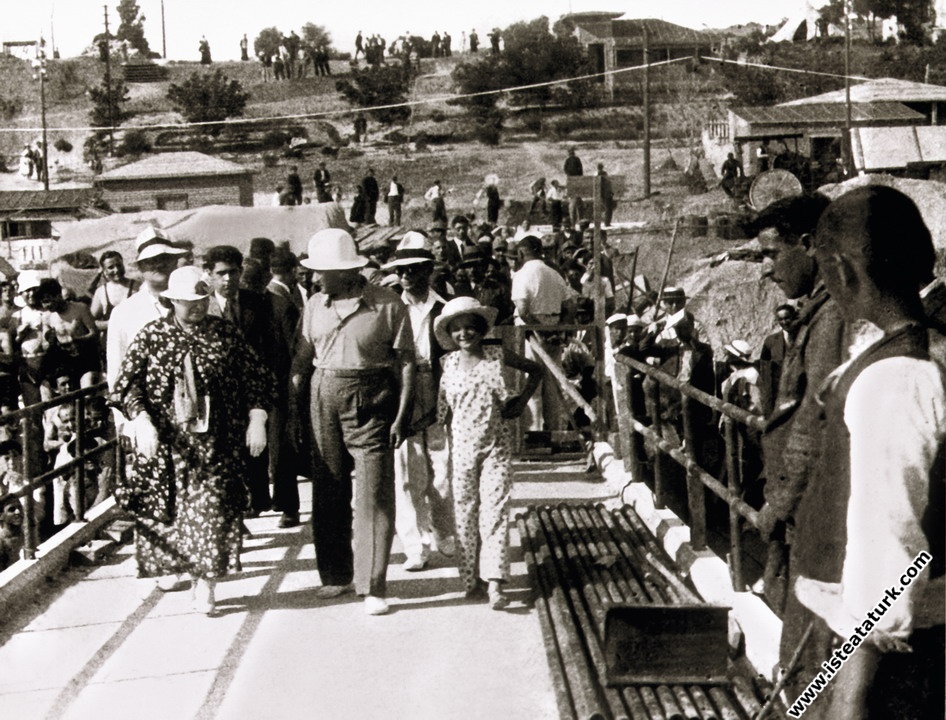 Mustafa Kemal Atatürk kız kardeşi Makbule Atadan ile Florya'da. (07.1935)