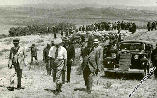 Mustafa Kemal Atatürk Başbakan İsmet İnönü'yle Atatürk Orman Çiftliği'nde. (1935)