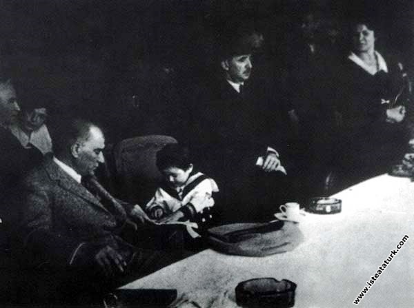 Mustafa Kemal Atatürk manevi kızı Ülkü Adatepe'ye okuma yazma öğretirken. (10.07.1937)