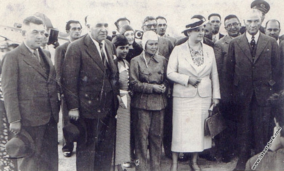 Mustafa Kemal Atatürk Afet İnan, Ali Çetinkaya ve Sabihe Gökçen ile  Edremit Askeri Havaalanı'nda. (10.01.1925)