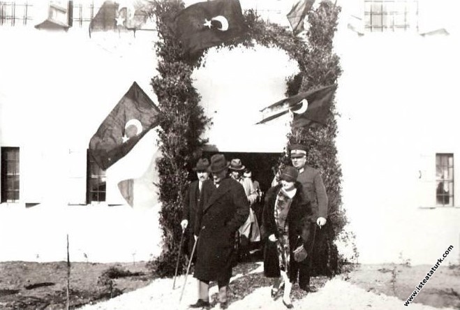 Mustafa Kemal Atatürk Antalya gezisinde. (18.02.1...