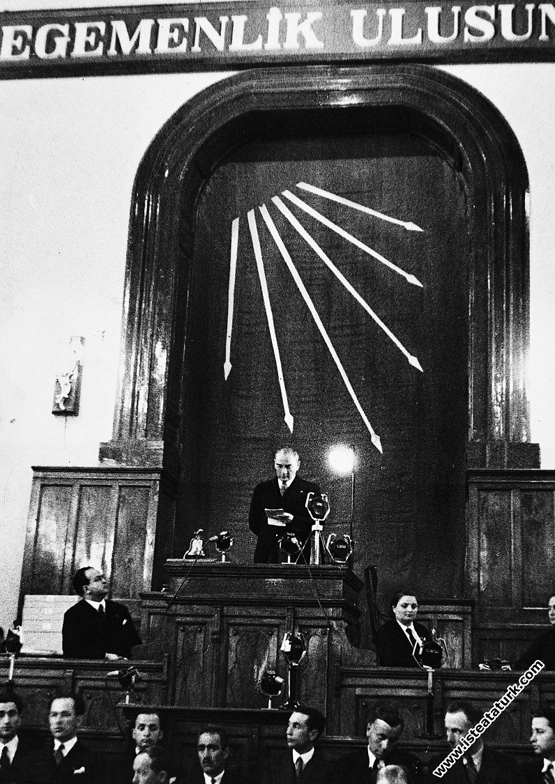 Mustafa Kemal Atatürk CHP'nin 4. Büyük Kurultayı'nda açılış konuşmasını yaparken. (09.05.1935)