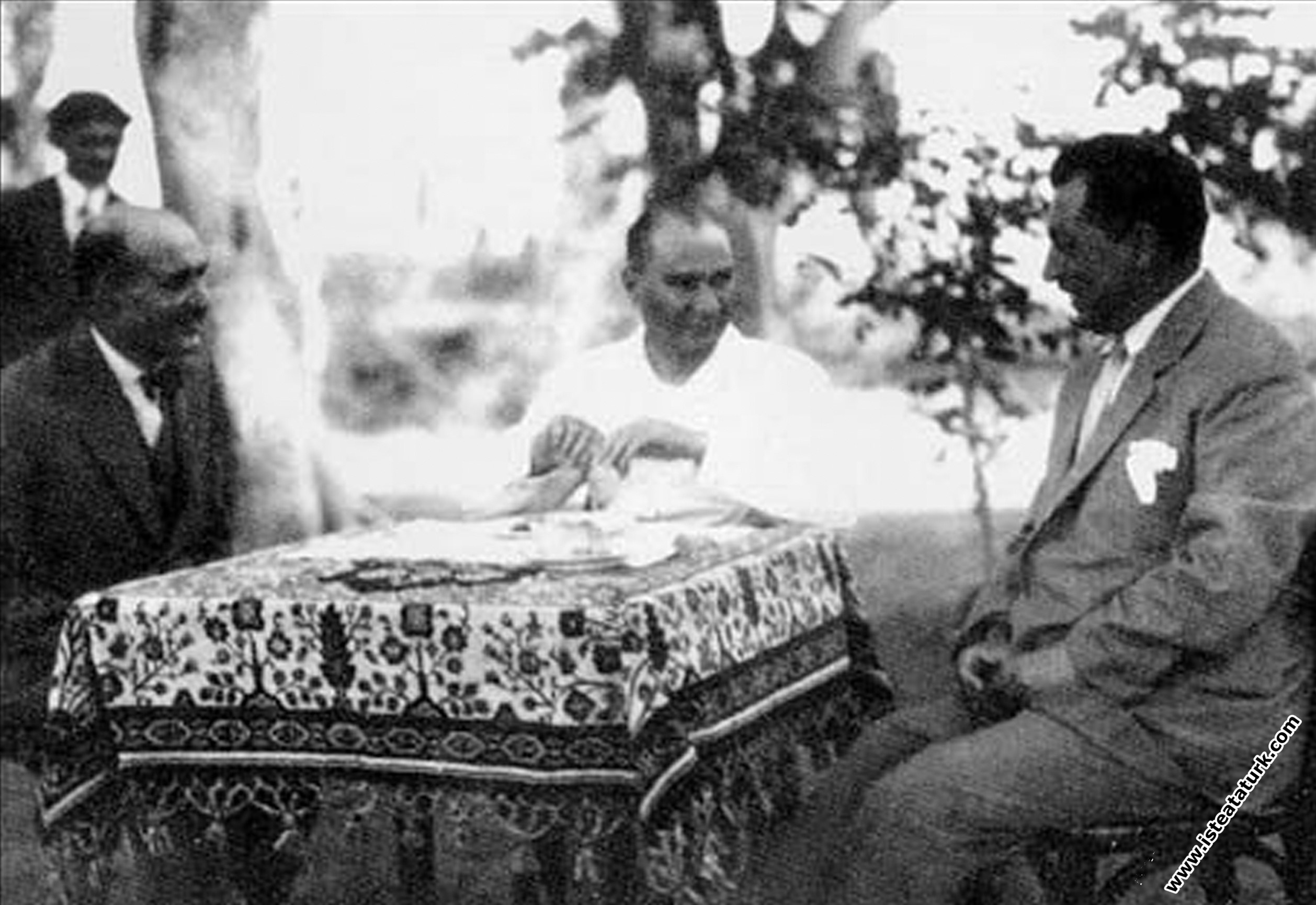 Mustafa Kemal Atatürk Yalova'da çiftliğinde. (2...