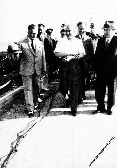 Mustafa Kemal Atatürk'ün Florya Deniz Köşk'ü inşaatını denetlemeye gelişi. (01.06.1935)