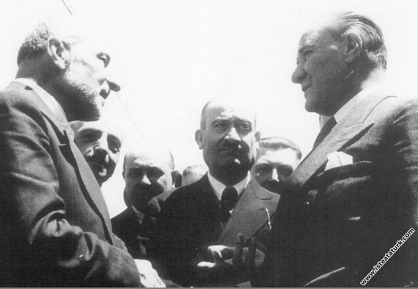 Mustafa Kemal Atatürk Haydarpaşa Garı'nda Dil B...