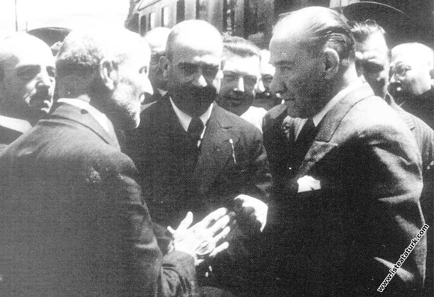 Mustafa Kemal Atatürk Haydarpaşa Garı'nda Dil B...