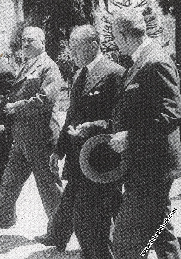 Mustafa Kemal Atatürk Dolmabahçe Sarayı'na gire...