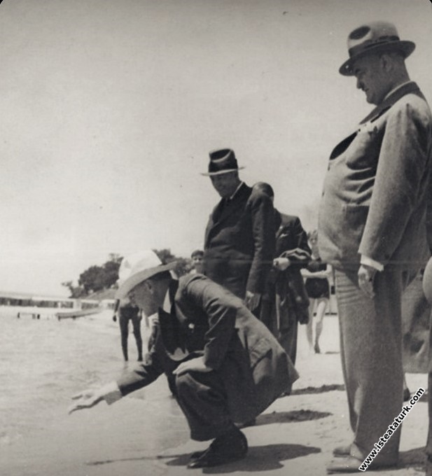 Mustafa Kemal Atatürk Florya'da sahilde denizin s...