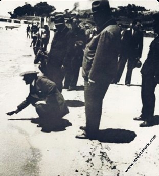 Mustafa Kemal Atatürk Florya'da sahilde denizin s...