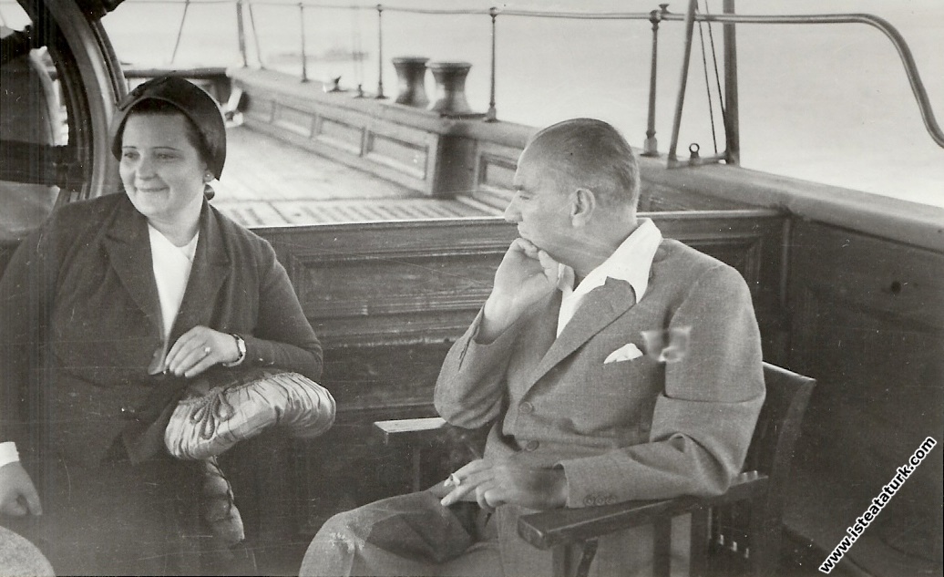 Mustafa Kemal Atatürk Ertuğrul Yatı'nda, Afet İnan'la birlikte. (1935)