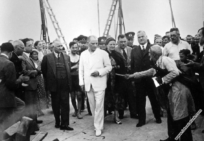 Mustafa Kemal Atatürk Kılıç Ali, Salih Bozok ve Afet İnan'la Florya'da devam eden inşaat çalışmalarını izlerken, bir kişi dileğini iletiyor. (04.07.1935)