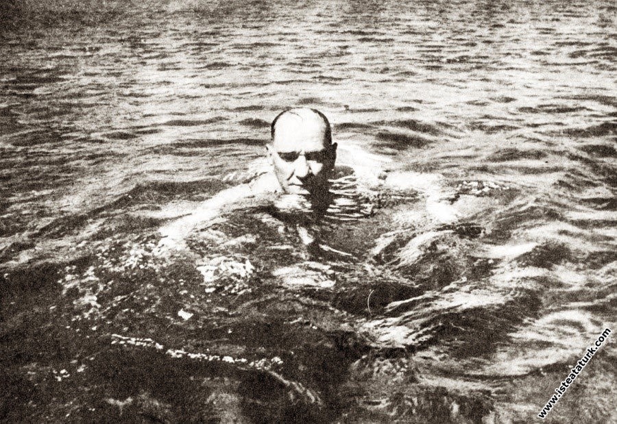 Mustafa Kemal Atatürk Florya’da denizde yüzerk...