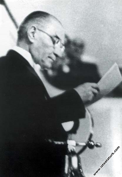 Mustafa Kemal Atatürk TBMM'nin açılış konuşmasını yaparken. (01.11.1937)