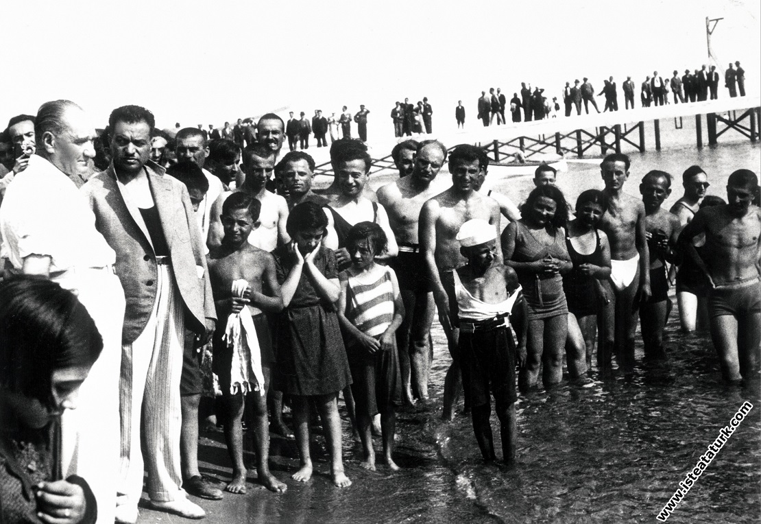 Mustafa Kemal Atatürk Florya'da halk ve çok sevdiği çocuklarla. (21.08.1935)