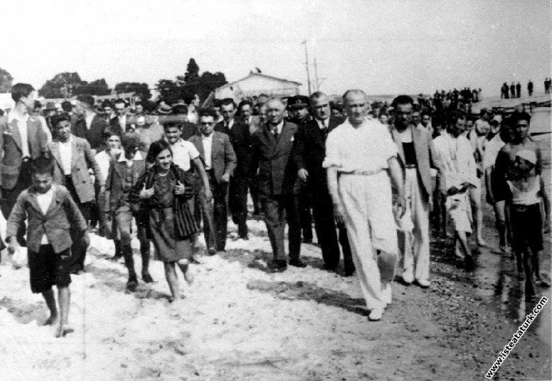 Mustafa Kemal Atatürk Florya'da halk ve çok sevd...
