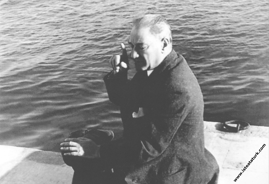 Mustafa Kemal Atatürk Dolmabahçe Rıhtımı'nda,...