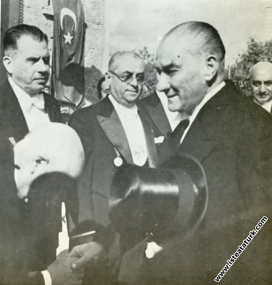 Mustafa Kemal Atatürk Cumhuriyet Bayramı tebriklerini kabul için meclise gelirken. (29.10.1935)
