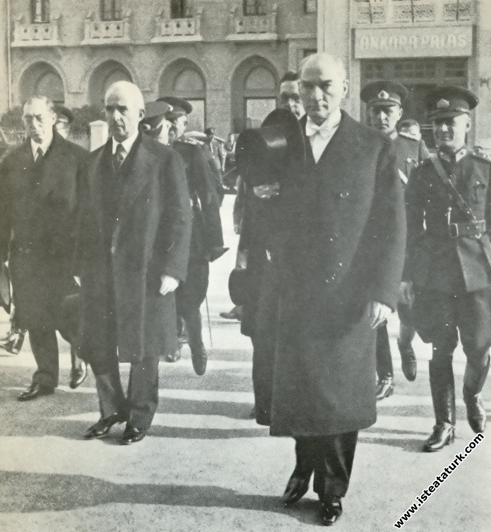 Mustafa Kemal Atatürk TBMM'nin açılış konuşmasını yapmak üzere meclise gelirken. (01.11.1935)