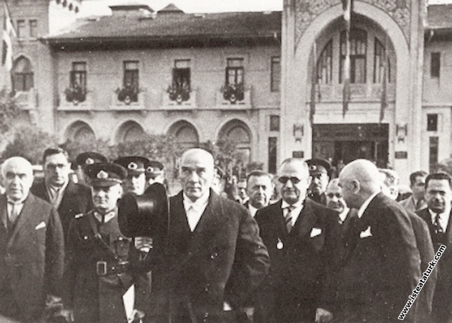 Mustafa Kemal Atatürk TBMM'nin açılış konuşmasını yapmak üzere meclise gelirken. (01.11.1937)