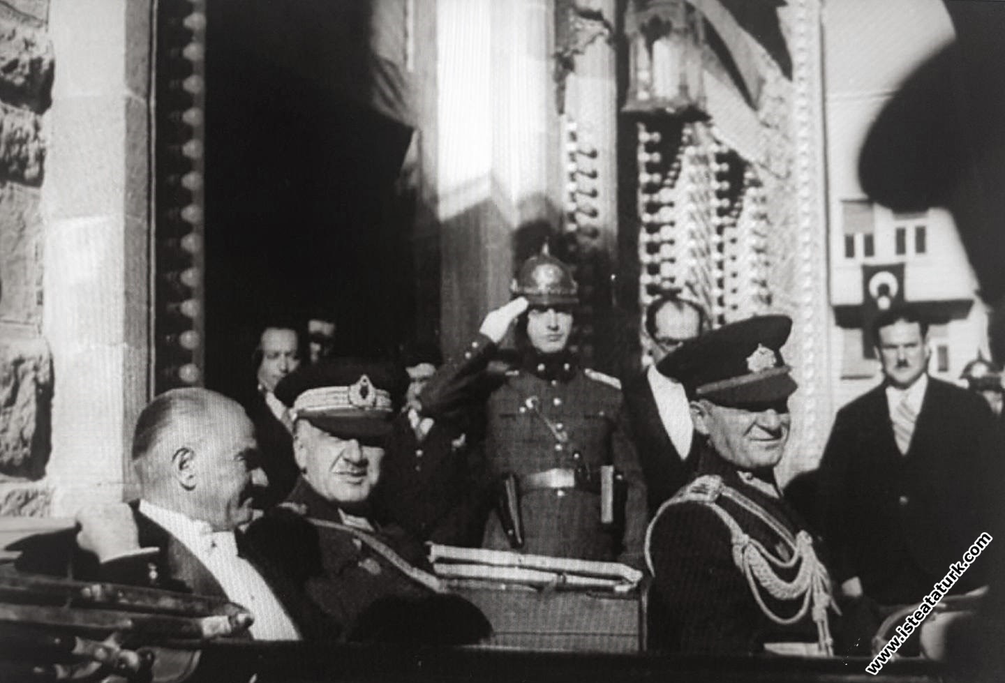 Mustafa Kemal Atatürk Cumhuriyet Bayramı töreninden sonra meclisten ayrılırken. (29.10.1935)