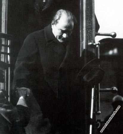 Mustafa Kemal Atatürk Adana gezisinde istasyonda trenden inerken. (25.01.1933)