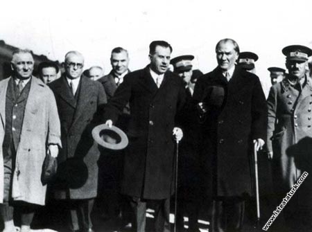Mustafa Kemal Atatürk Adana'da TBMM Başkanı Kazım Özalp ve Celal Bayar'la birlikte. (25.01.1933)