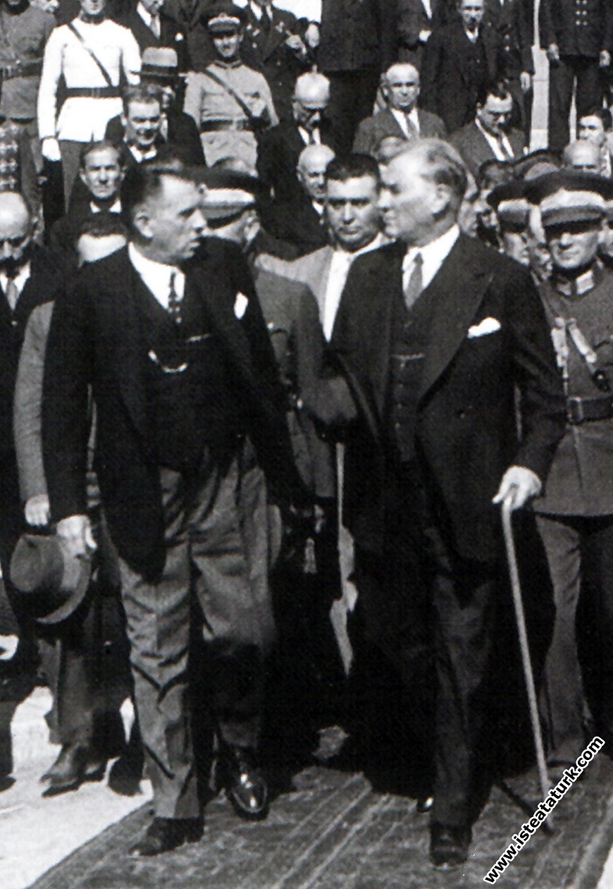 Mustafa Kemal Atatürk İstanbul'da Kazım Özalp ...