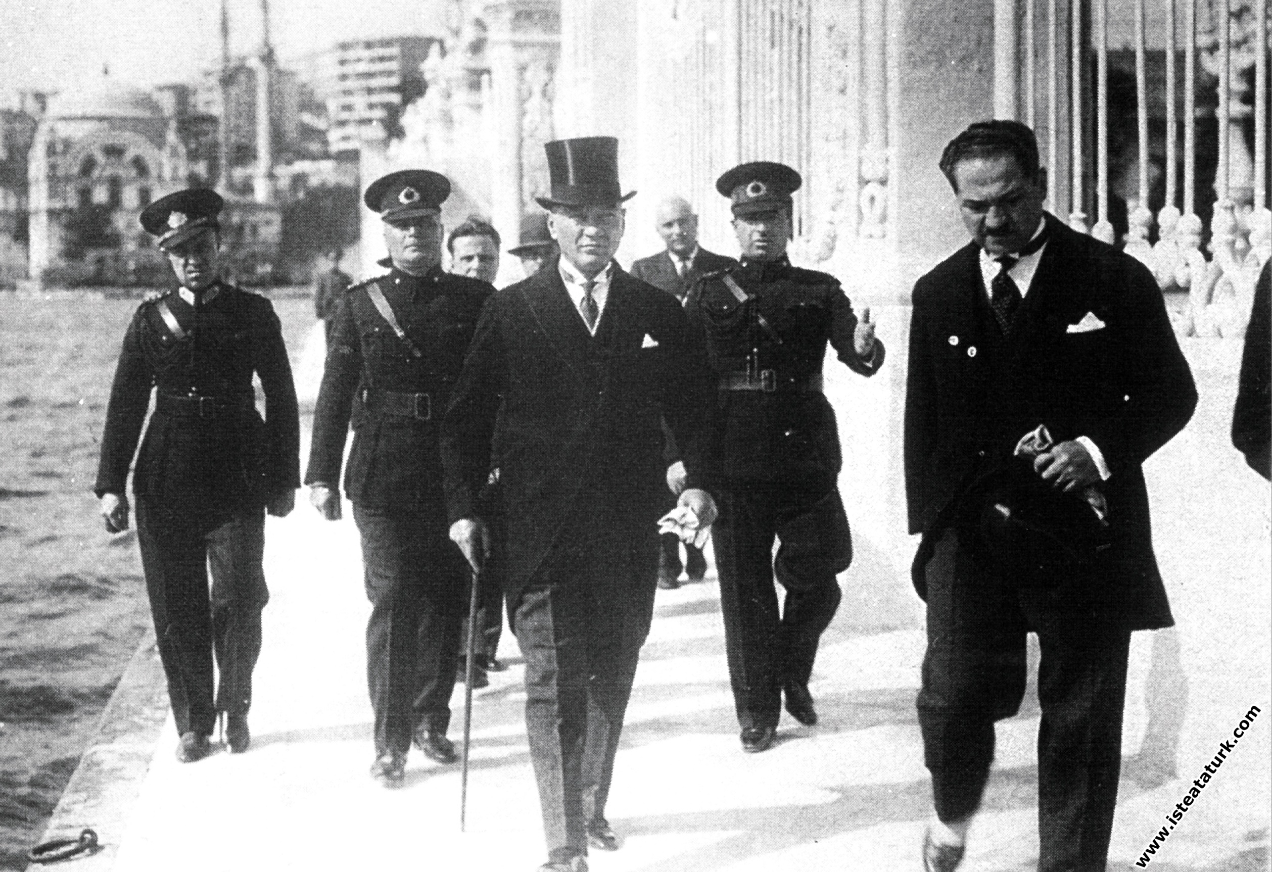 Mustafa Kemal Atatürk Yugoslav Kralı Alexandre'�...