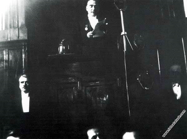 Mustafa Kemal Atatürk TBMM'nin 1933 yasama yılının açış konuşmasını yaparken. (01.11.1933)