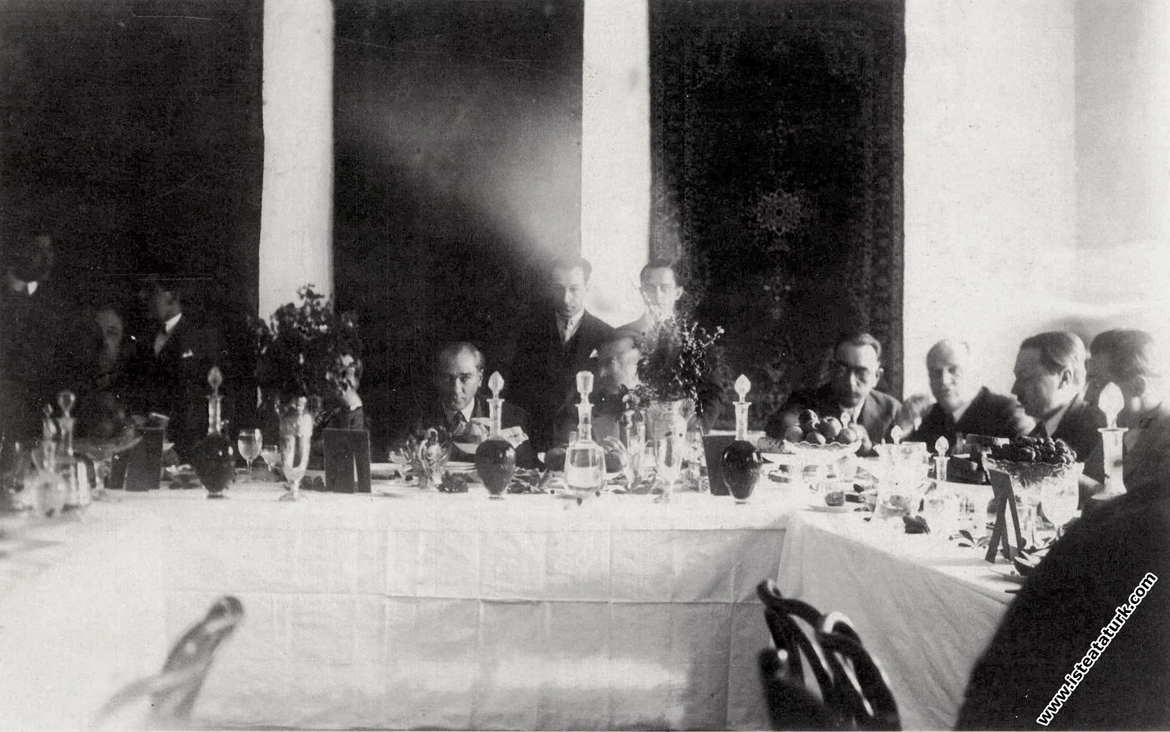 Mustafa Kemal Atatürk Isparta Orduevi'nde yemekte...