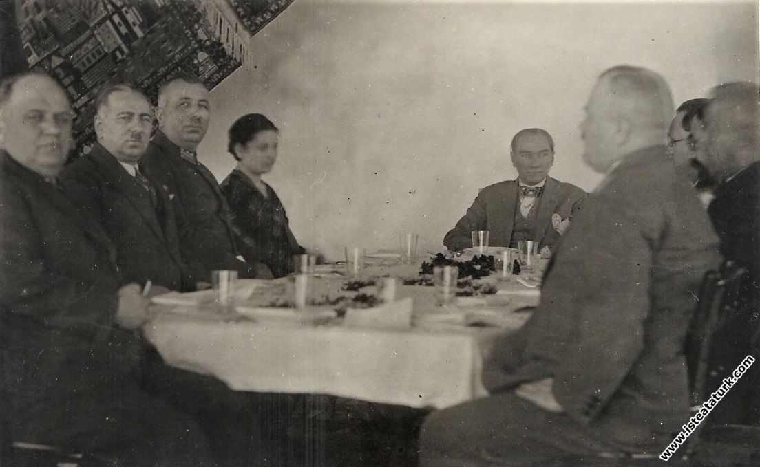 Mustafa Kemal Atatürk Antalya gezisinde,  yemek  ...