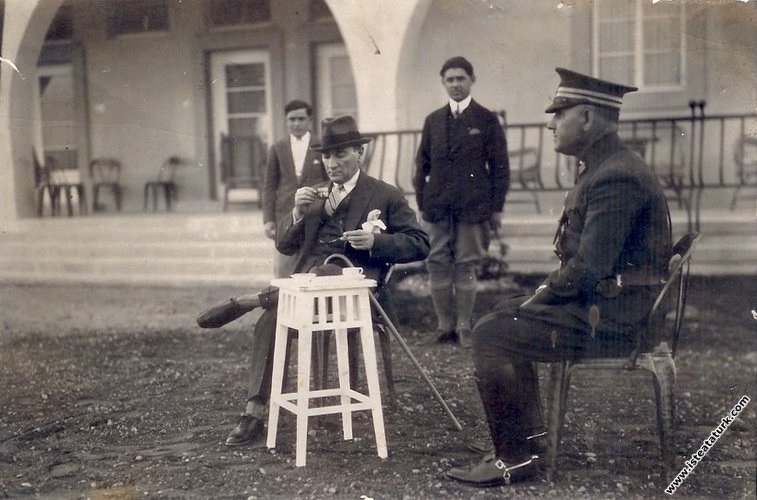 Mustafa Kemal Atatürk Gazi Orman Çiftliği'nde Marmara Köşkü'nün önünde kahve içerken. (02.06.1930)
