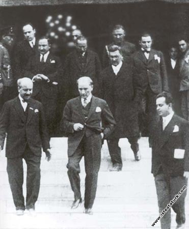 Mustafa Kemal Atatürk Ankara'da açılan Milli Sanayi Sergisi'ni gezdikten sonra çıkarken. (21.04.1930)
