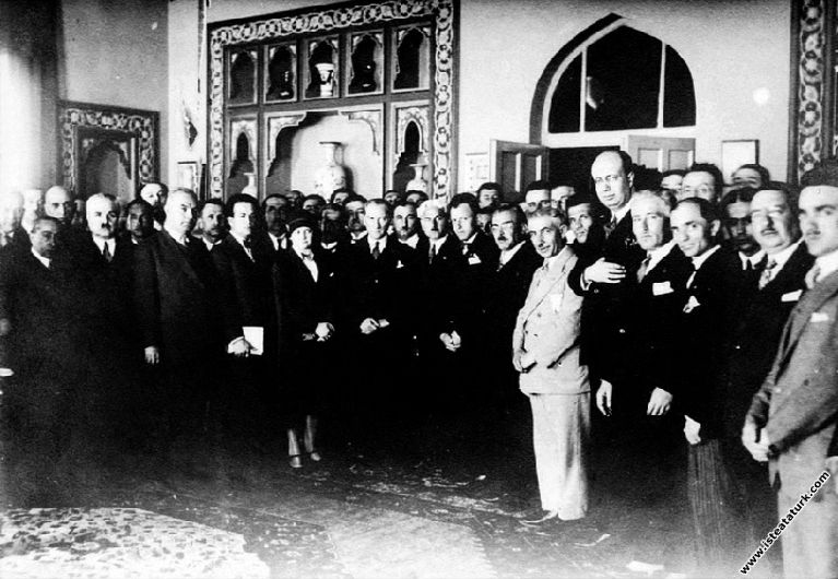 Mustafa Kemal Atatürk Ankara'da Türk Ocağı delegeleriyle. (27.04.1930)