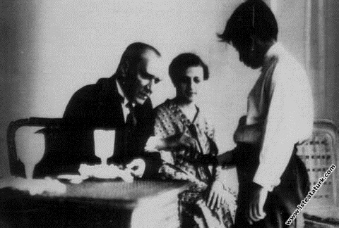 Mustafa Kemal Atatürk Gazi Orman Çiftliği'nde, Marmara Köşkü'nde bir çocukla. (09.05.1930)