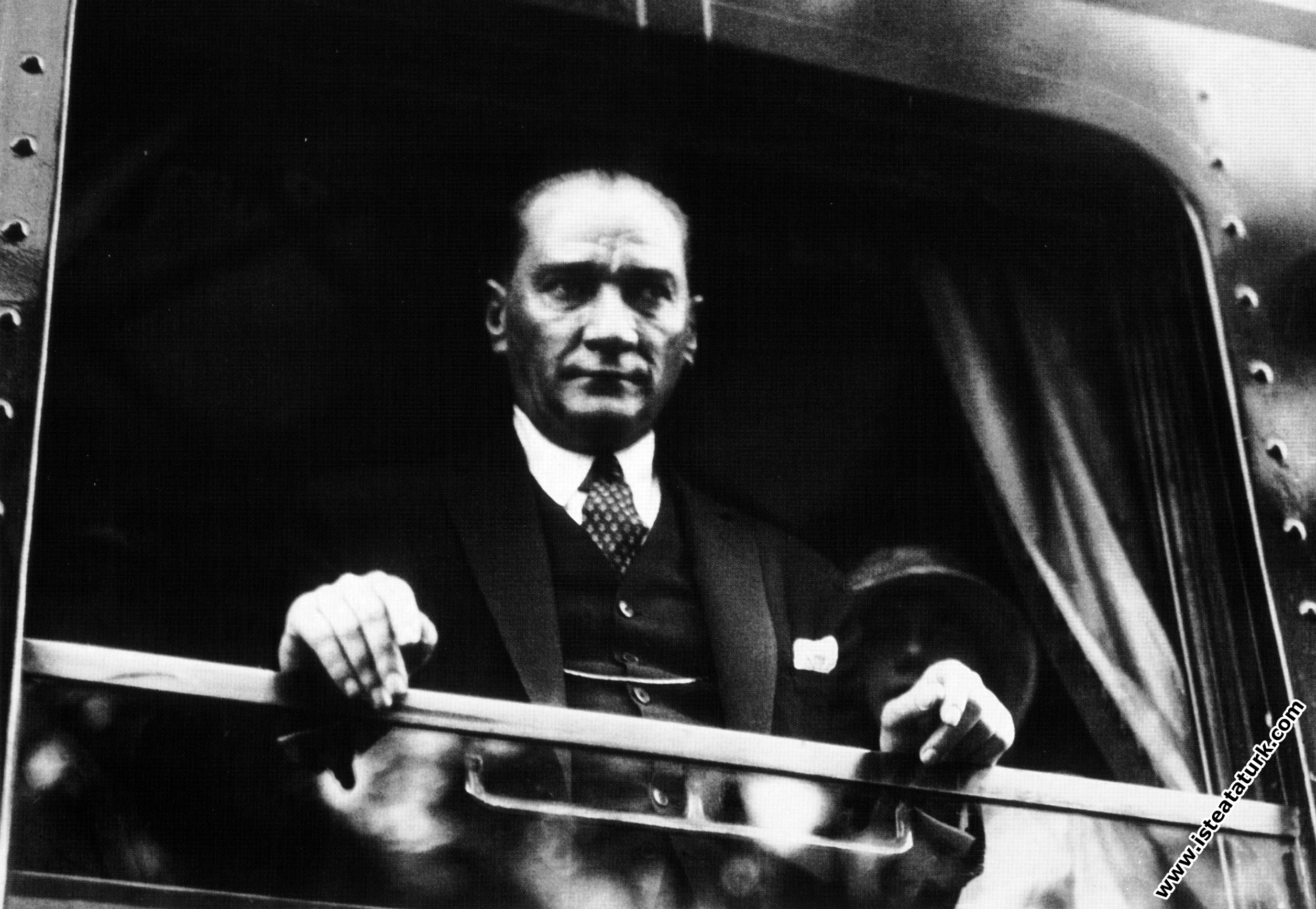 Mustafa Kemal Atatürk kendisini İstanbul'dan Ankara'ya götürecek trenin penceresinden bakarken. (09.06.1930)