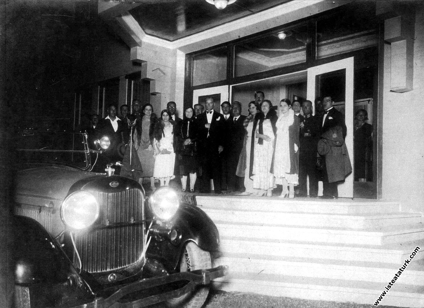 Mustafa Kemal Atatürk misafirleri ile birlikte, Y...