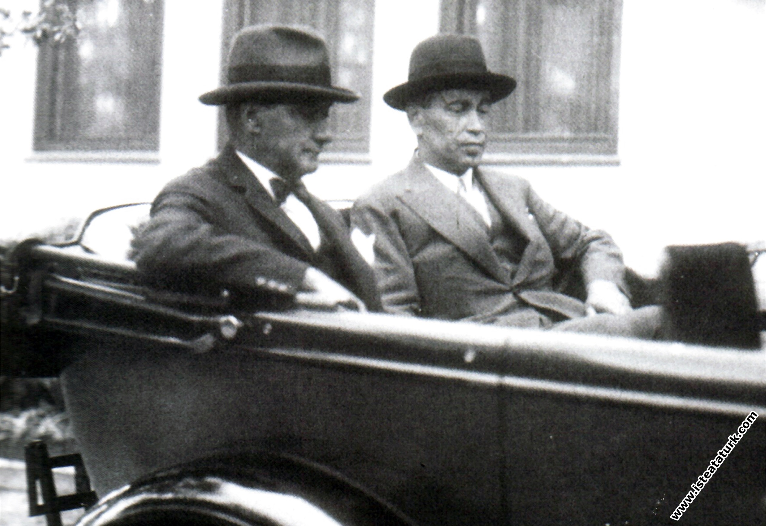 Mustafa Kemal Atatürk Yalova'da Fethi Okyar ile b...